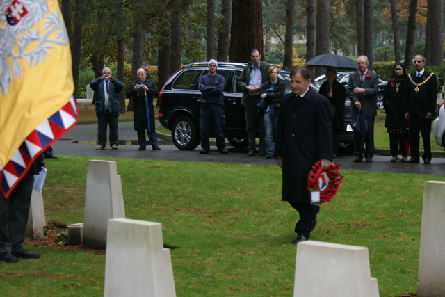 Velvyslanec Žantovský klade věnec