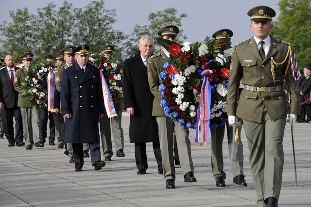 Položení věnců k Národnímu památníku