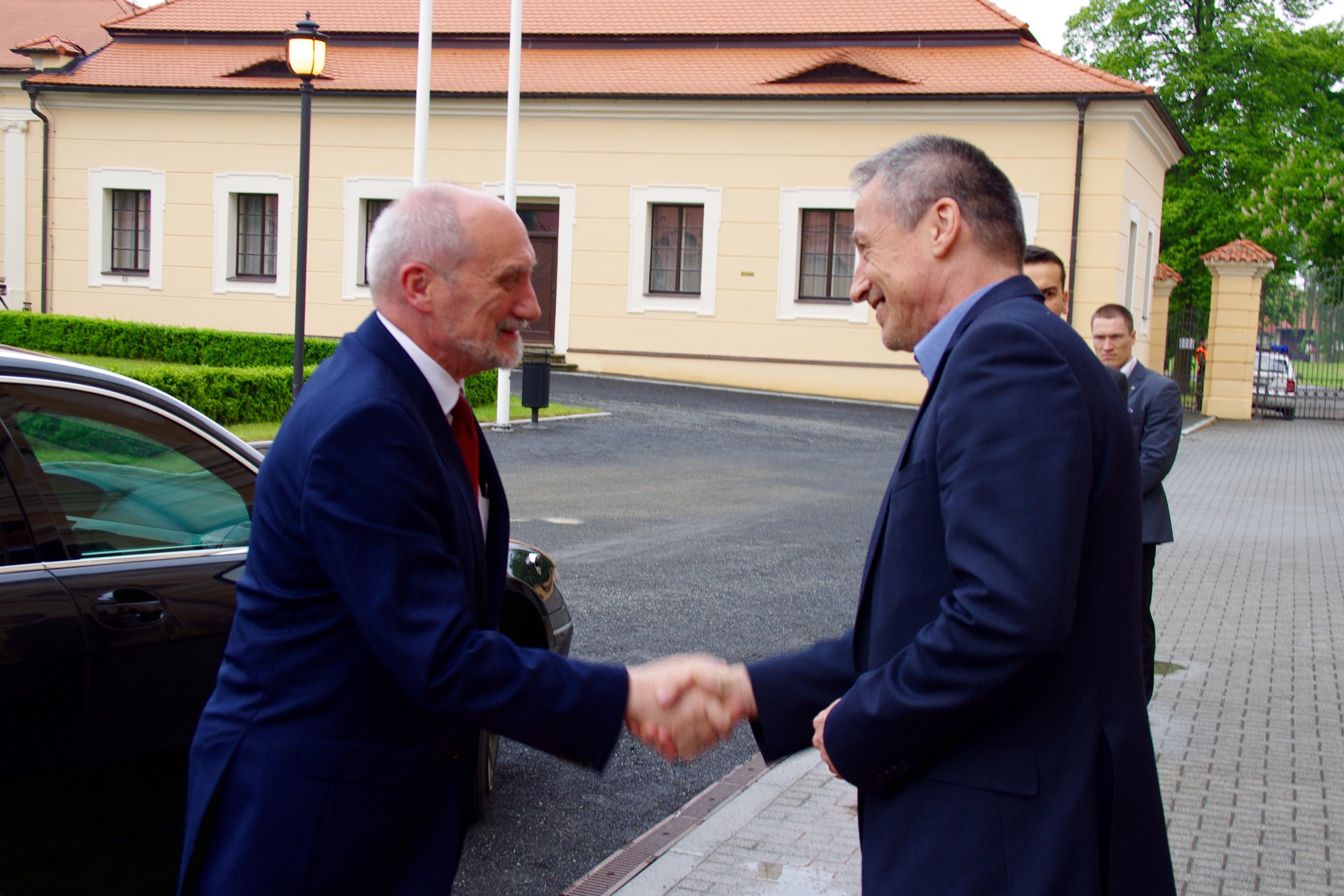 Martin Stropnický vítá polského ministra obrany Antoni Macierewicze