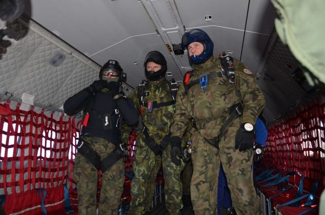 Polští a čeští instruktoři těsně před seskokem