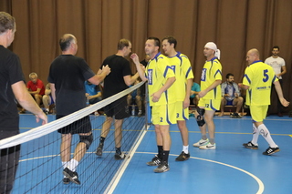 Pomyslné předání štafety, poražený Mladkov gratuluje vojákům z Kbel