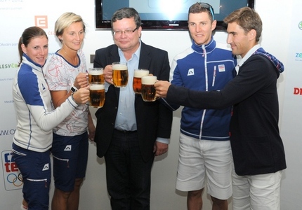 Poprvé v historii ocenil výkony olympioniků ministr obrany Vondra i tím, že je nejen pohostil zlatým mokem, ale sám jej i točil