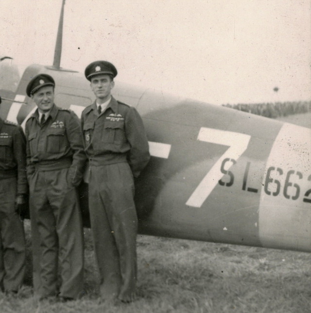 Poručík Miloslav Kratochvíl (vpravo) s kpt. Zdeňkem Škarvadou (1917-2013) - u Spitfiru IX na leteckém dnu v Pardubicích 13. října 1946