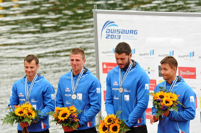 Posádka čtyřkajaku na stupních se stříbrnou medailí