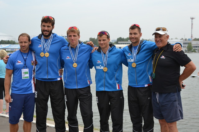 Posádka čtyřkajaku s trenéry
