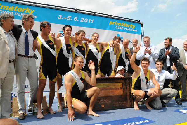Posádka osmiveslice Dukly Praha s gratulanty