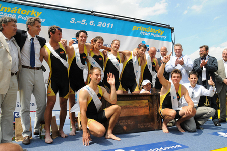 Posádka osmiveslice Dukly Praha s gratulanty