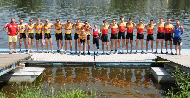 Posádky osmiveslic Dukly s trenéry