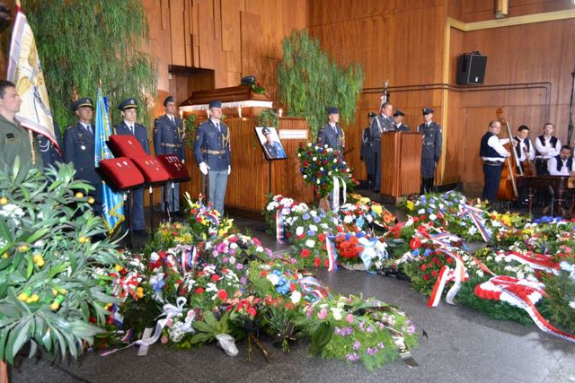 Z posledního rozloučení s generálem Zdeňkem Škarvadou
