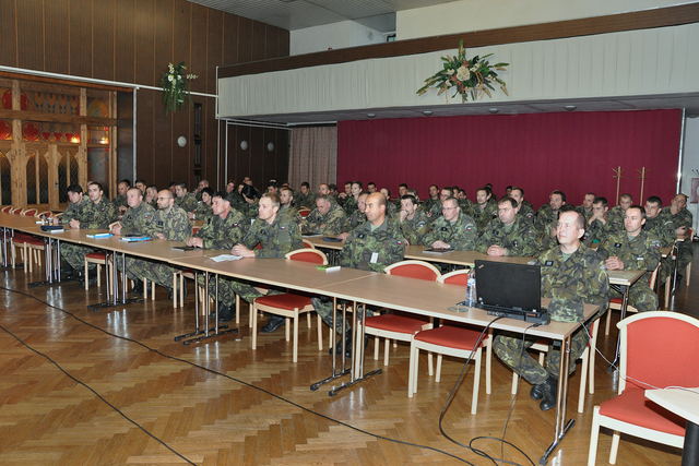 Posluchači důstojnického a praporčického kurzu se měli možnost  účastnit besedy s přímými účastníky bojů 2.sv.války