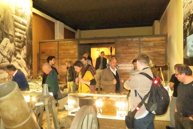 Posluchači zaujatí expozicí zákopů 1. světové války