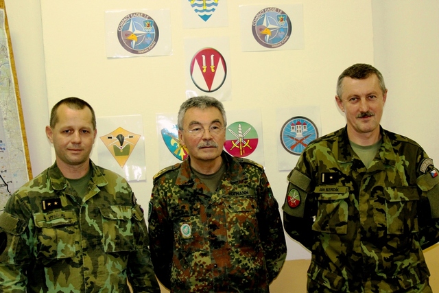 Čeští velitelé s německým generálem Manfredem Hofmannem, velitelem Mnohonárodnostního sboru