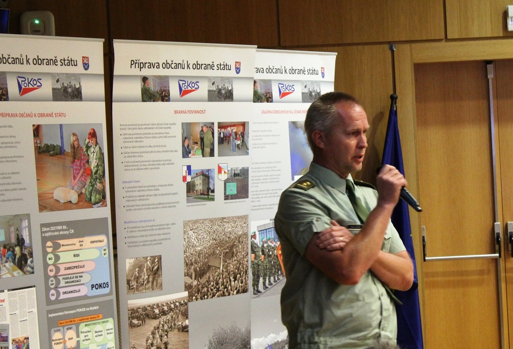 Konferenci zahájil podplukovník Rostislav Bolek z Krajského vojenského velitelství v Liberci
