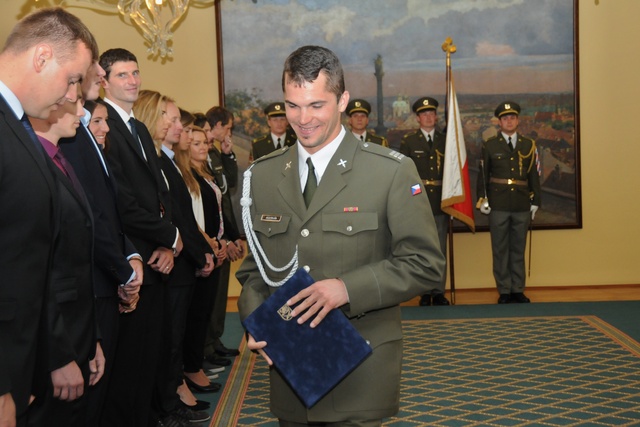 Prap. Holuša s pamětním listem