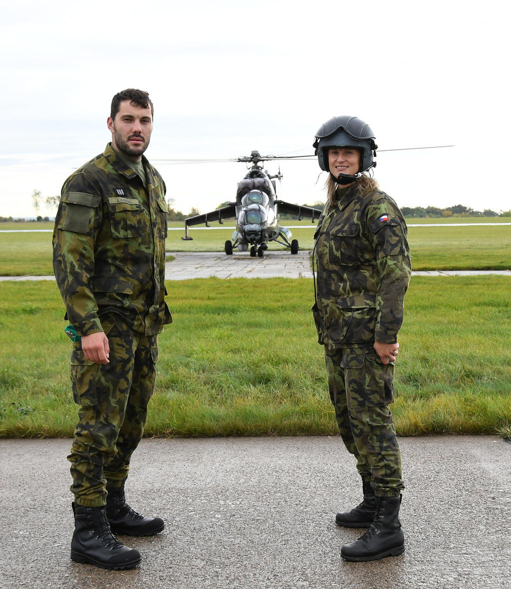 Prap. Josef Dostál a kpt. Barbora Špotáková před bojovým vrtulníkem
