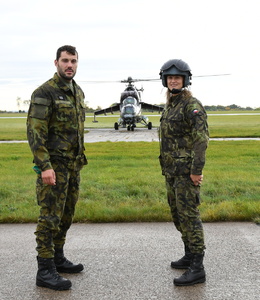Prap. Josef Dostál a kpt. Barbora Špotáková před bojovým vrtulníkem