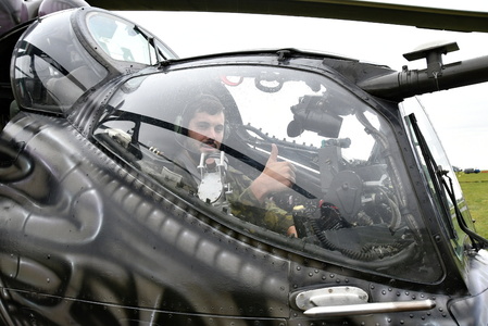 Prap. Josef Dostál v kabině střelce operátora 