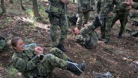 Praporčice Hana Halířová a nadporučice Martina Neumannová provádí improvizované přepálení provazových pout