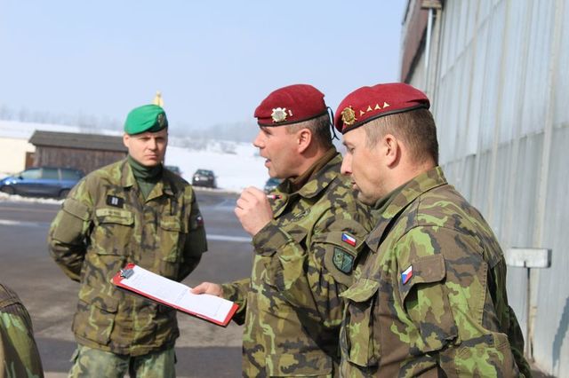 Rotmistr Pavel Kopecký, který řidí cvičení, vydává nezbytné rozkazy podřízeným