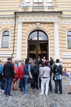Před hlavním vchodem se občas tvořily fronty 