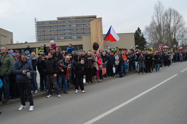 Před kasárnama Dědice se sešlo tisíce lidí, kteří netrpělivě vyhlíží konvoj