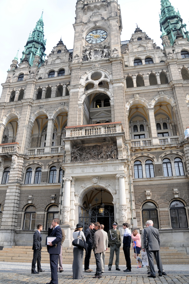 Před radnicí v Liberci