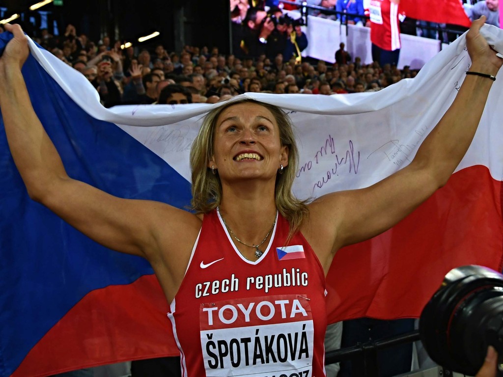 Před vítězným koleček kolem tribun