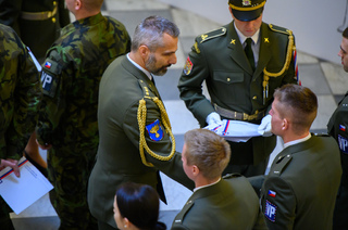 Předání certifikátů absolventům