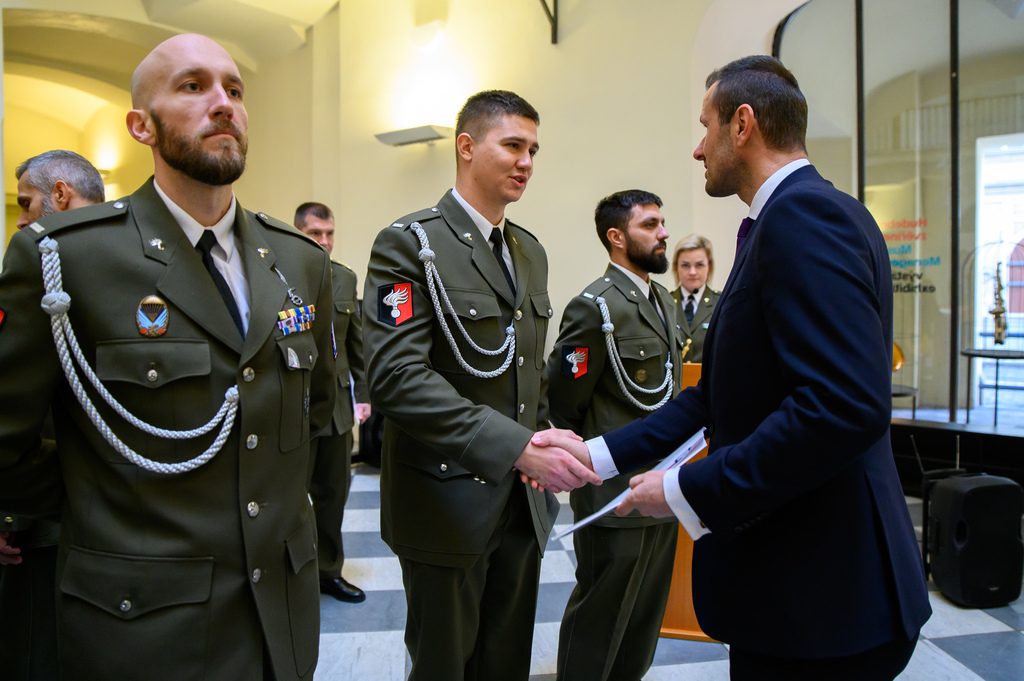 Předání certifikátů absolventům