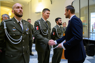 Předání certifikátů absolventům