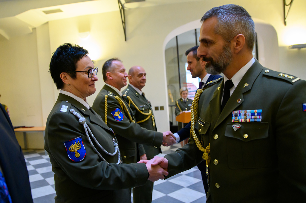 Předání ocenění z rukou náčelníka Vojenské policie plukovníka Foltýna