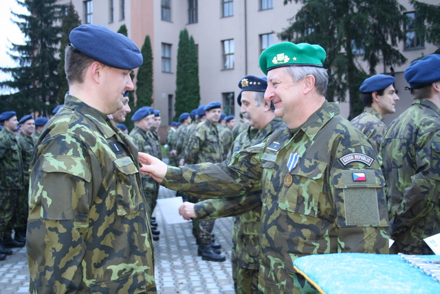 Předání pamětních medailí vybraným příslušníkům posádky