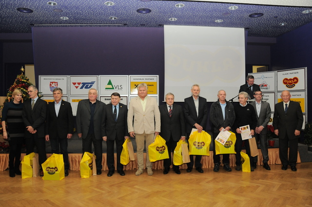 Dary předávala Neumannová, vedle ní cyklisté gen. Randák a Daler, boxer Bögi, šermíř Vincenc, pětibojař Adam, sáňkař Zeman, lyžaři Frühauf, Fr.  Zeman a Hubač