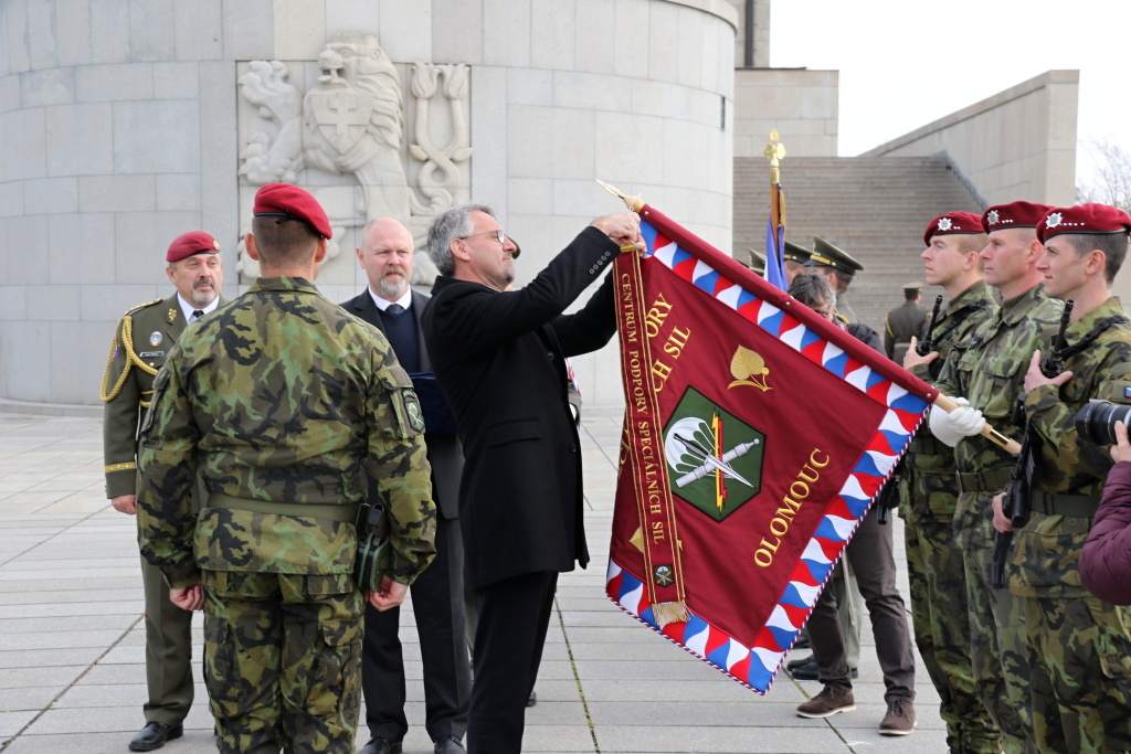 Předávání bojových praporů 