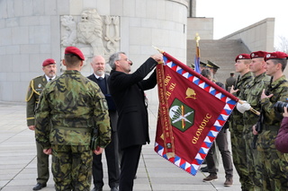 Předávání bojových praporů 