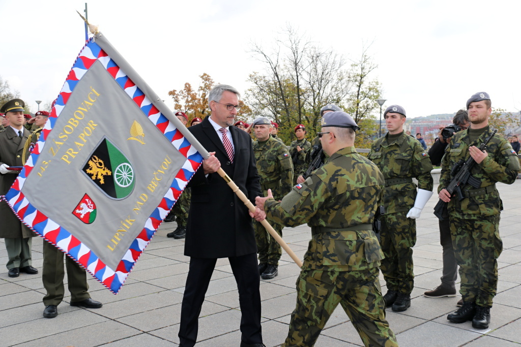 Předávání bojových praporů 