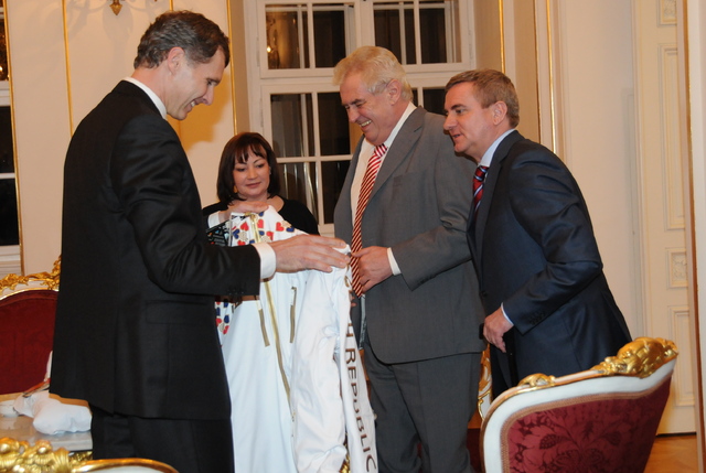 Předseda ČOV Kejval předal prezidentskému páru olympijské bundy