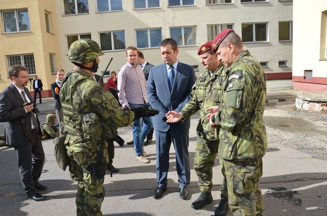 Předseda Jan Hamáček při prohlídce ručních zbraní