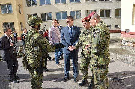 Předseda Poslanecké sněmovny u červených baretů v Jindřichově Hradci 