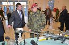 Předseda Sněmovny Jan Hamáček si prohlédl ruční zbraně výsadkářů: pistole Phantom, Glock, útočné pušky Bren, kulomety Minimi, odstřelovací pušky Sako, Falcon, 60mm minomet Antos, 120mm minomet vz.82