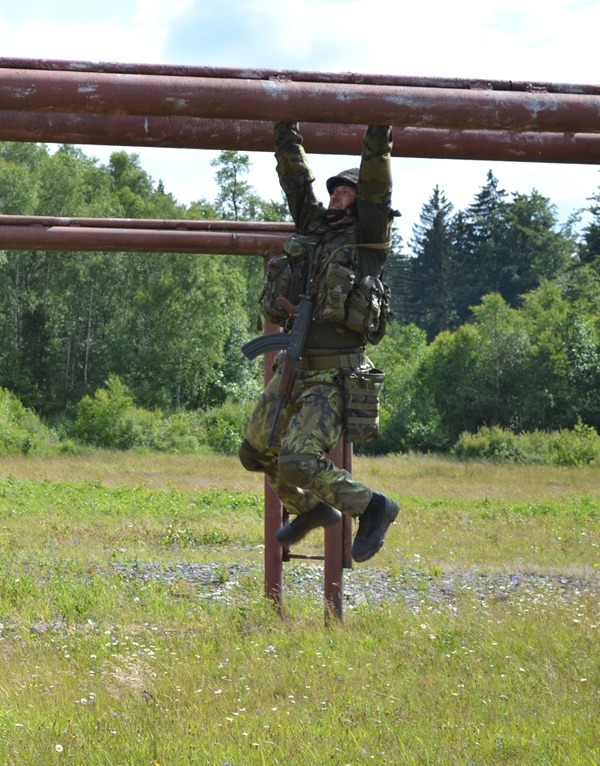 Překonávání překážek na bojové dráze