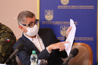 Premiér Andrej Babiš novinářům představuje detaily obranného rozpočtu