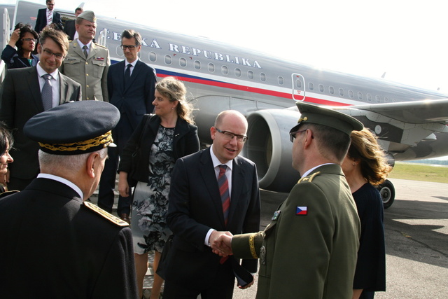 Premiér Bohuslav Sobotka se vítá s brig. generálem Jaroslavem Malým na letišti v Epinal