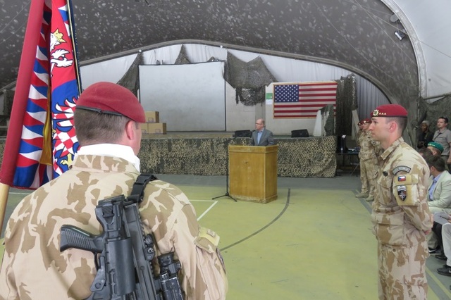 Premiér hovoří k vojákům na Bagrámu