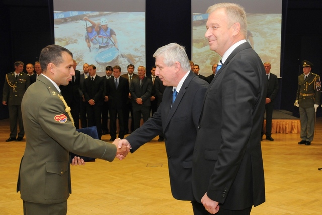 Premiér Rusnok gratuluje Štěpánkovi k záslužnému kříži