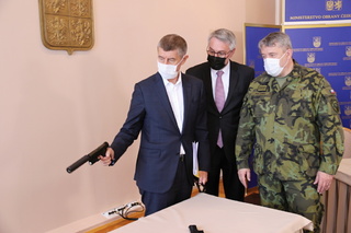 Premiér si prohlíží nové zbraně z dodávky od České zbrojovky Uherský Brod