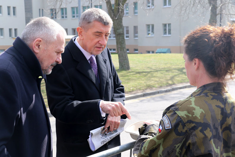 Premiér Andrej Babiš si prohlédl odběrové místo v areálu ÚVN