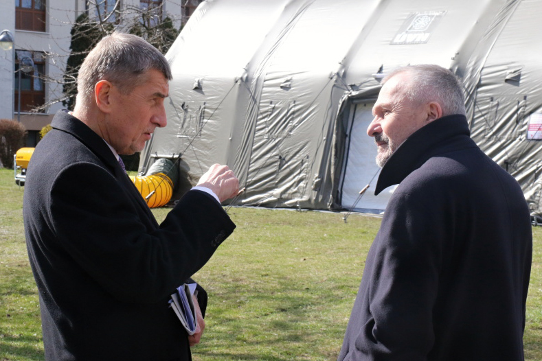 Premiér u stanu diskutuje o počtu pacientů, ale i výbavě zdravotníků.