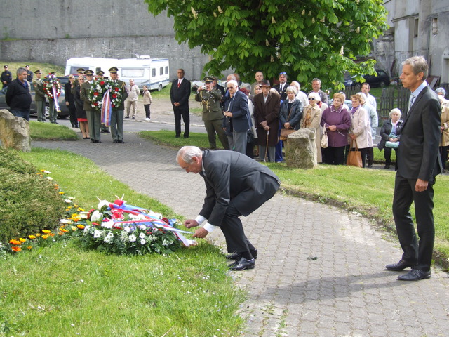 Přemysl Sobotka pokládá věnec za Senát