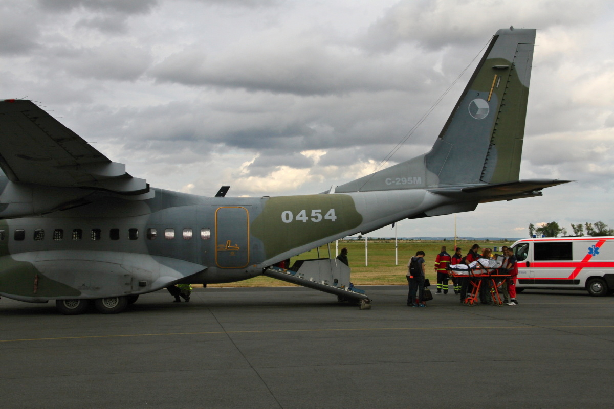 Přesun pacientů z letounu do sanitních vozů